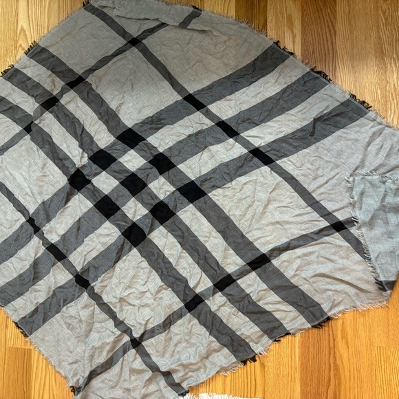 Burberry Scarf - Picture 3 of 5